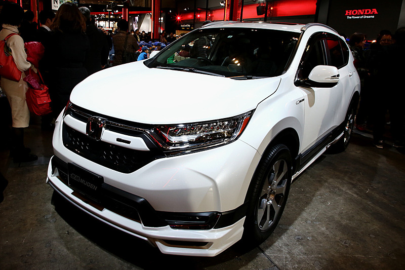 「MUGEN CR-V」も内外装や機能系パーツに手を入れている。外装は、フロント、サイド、リアの各スポイラーとウイングがMUGENのオリジナルアイテムで、スポーツエキゾーストシステムも装着。こちらは2019年4月下旬の発売を予定しているパーツとなる。ホイールは19インチの専用品で、インテリアはスポーツマットや無限のロゴが入ったスタータースイッチなどでカスタマイズしている