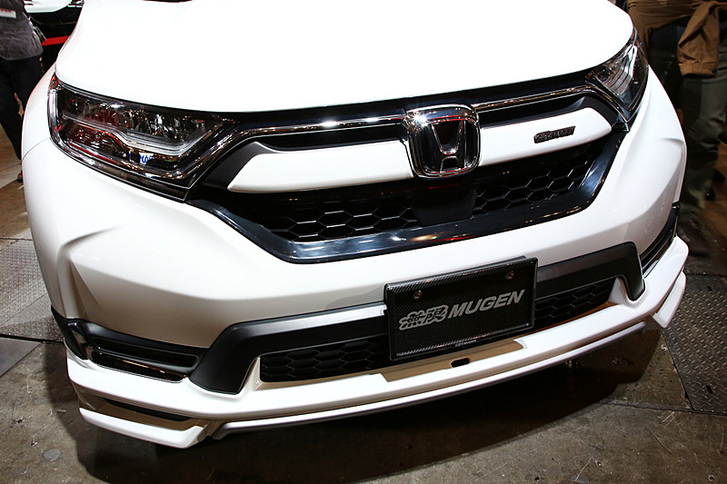 「MUGEN CR-V」も内外装や機能系パーツに手を入れている。外装は、フロント、サイド、リアの各スポイラーとウイングがMUGENのオリジナルアイテムで、スポーツエキゾーストシステムも装着。こちらは2019年4月下旬の発売を予定しているパーツとなる。ホイールは19インチの専用品で、インテリアはスポーツマットや無限のロゴが入ったスタータースイッチなどでカスタマイズしている