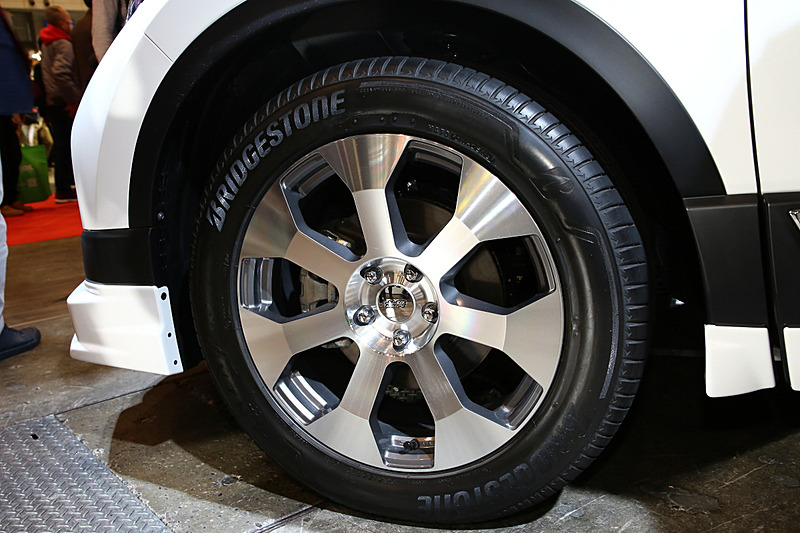 「MUGEN CR-V」も内外装や機能系パーツに手を入れている。外装は、フロント、サイド、リアの各スポイラーとウイングがMUGENのオリジナルアイテムで、スポーツエキゾーストシステムも装着。こちらは2019年4月下旬の発売を予定しているパーツとなる。ホイールは19インチの専用品で、インテリアはスポーツマットや無限のロゴが入ったスタータースイッチなどでカスタマイズしている