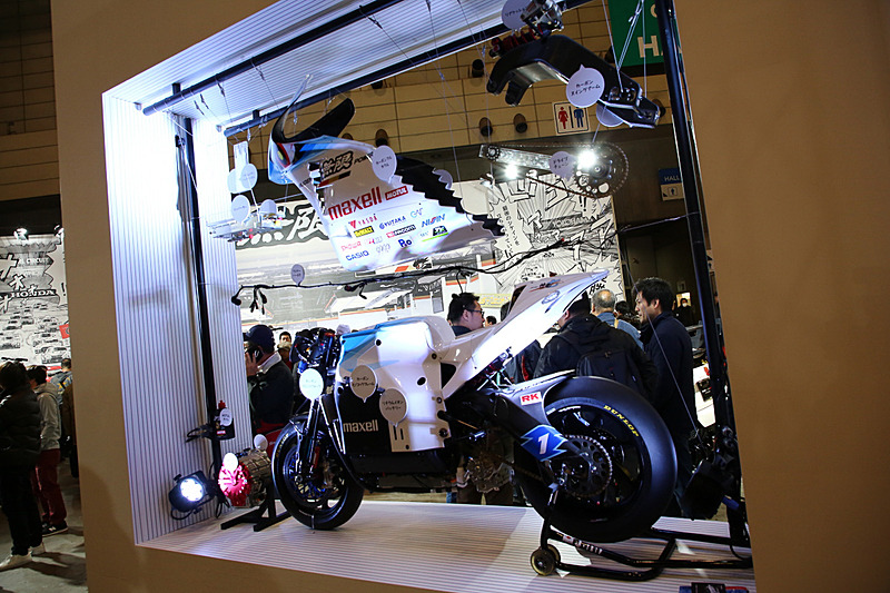 シビック TYPE Rなどの市販モデルのほかに、2018年シーズンのスーパーフォーミュラのチャンピオンカーとなる16号車をはじめ、レッドブルカラーをまとった15号車、SUPER GTマシン、マン島TTレースで活躍した電動バイクなども飾られている