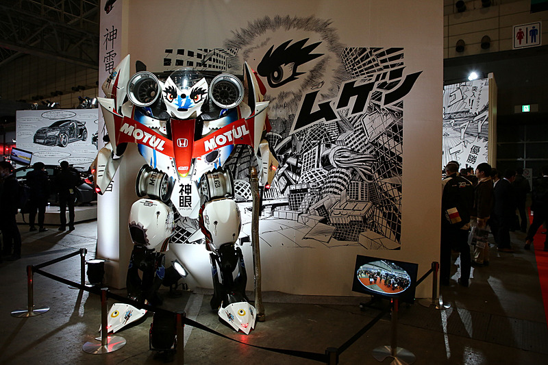 シビック TYPE Rなどの市販モデルのほかに、2018年シーズンのスーパーフォーミュラのチャンピオンカーとなる16号車をはじめ、レッドブルカラーをまとった15号車、SUPER GTマシン、マン島TTレースで活躍した電動バイクなども飾られている