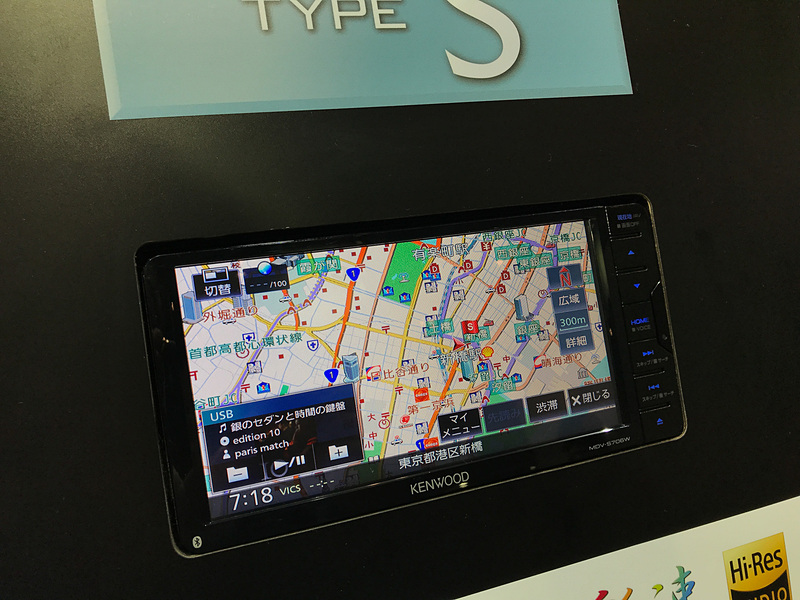 販売の中心となる「TYPE S」はバリエーションの多さも魅力の1つ。8V型「TYPE S」の「MDV-S706L」（左）、7V型200mmワイドの「MDV-S706W」（中）、7型の「MDV-S706」（右）を見比べながら操作が可能だ