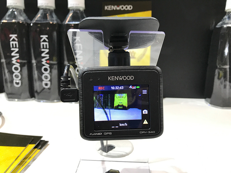 コンパクトでもHD画質を実現する「DRV-340」（左）や人気を集める前後撮影可能な2カメラモデルの新型「DRV-MR740」（中）も展示。彩速ナビ側のHD化によりカメラの映像も画面上により鮮明に表示できる（右）