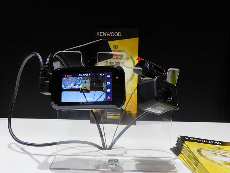 コンパクトでもHD画質を実現する「DRV-340」（左）や人気を集める前後撮影可能な2カメラモデルの新型「DRV-MR740」（中）も展示。彩速ナビ側のHD化によりカメラの映像も画面上により鮮明に表示できる（右）