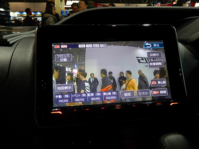 コンパクトでもHD画質を実現する「DRV-340」（左）や人気を集める前後撮影可能な2カメラモデルの新型「DRV-MR740」（中）も展示。彩速ナビ側のHD化によりカメラの映像も画面上により鮮明に表示できる（右）