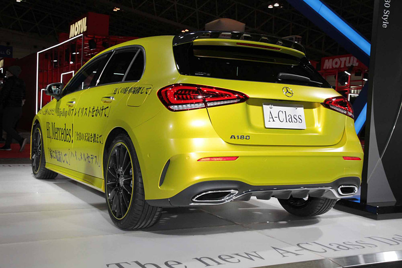コンパクトカーのAクラス「A 180 Style」。対話型AIによる操作デモも試せる体験型の展示がされていた。直列4気筒DOHC 2.0リッター直噴ターボエンジン（最高出力100kW［136PS］、最大トルク200Nm［20.4kgfm］）を搭載。駆動方式は2WD（FF）。ボディサイズは4420×1800×1420mm（全長×全幅×全高）。車両重量は1360kg。AMGライン装着車は全長が4440mm、車両重量が1400kgとなる