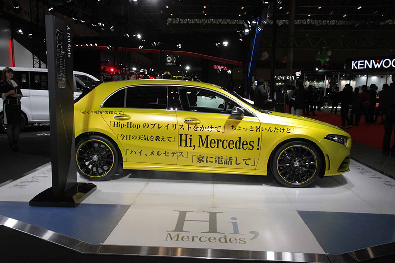 コンパクトカーのAクラス「A 180 Style」。対話型AIによる操作デモも試せる体験型の展示がされていた。直列4気筒DOHC 2.0リッター直噴ターボエンジン（最高出力100kW［136PS］、最大トルク200Nm［20.4kgfm］）を搭載。駆動方式は2WD（FF）。ボディサイズは4420×1800×1420mm（全長×全幅×全高）。車両重量は1360kg。AMGライン装着車は全長が4440mm、車両重量が1400kgとなる