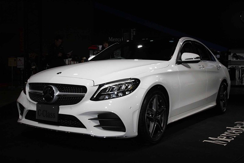 「C 180 アバンギャルド」。直列4気筒DOHC 1.6リッター直噴ターボエンジン（最高出力115kW［156PS］、最大トルク250Nm［25.5kgfm］）を搭載。駆動方式は2WD（FR）。ボディサイズは4690×1810×1425mm（全長×全幅×全高）。車両重量は1510kg