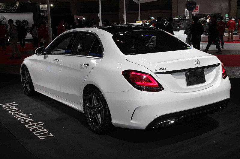「C 180 アバンギャルド」。直列4気筒DOHC 1.6リッター直噴ターボエンジン（最高出力115kW［156PS］、最大トルク250Nm［25.5kgfm］）を搭載。駆動方式は2WD（FR）。ボディサイズは4690×1810×1425mm（全長×全幅×全高）。車両重量は1510kg