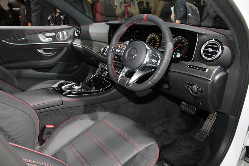 「メルセデスAMG E 53 4MATIC＋」。エンジンは直列6気筒DOHC 3.0リッター直噴ターボエンジン（最高出力320kW［435PS］、最大トルク520Nm［53.0kgfm］）」を搭載。駆動方式は4WD。ボディサイズは4950×1850×1450mm（全長×全幅×全高）。車両重量は1980kg