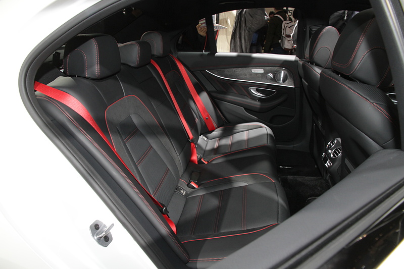 「メルセデスAMG E 53 4MATIC＋」。エンジンは直列6気筒DOHC 3.0リッター直噴ターボエンジン（最高出力320kW［435PS］、最大トルク520Nm［53.0kgfm］）」を搭載。駆動方式は4WD。ボディサイズは4950×1850×1450mm（全長×全幅×全高）。車両重量は1980kg