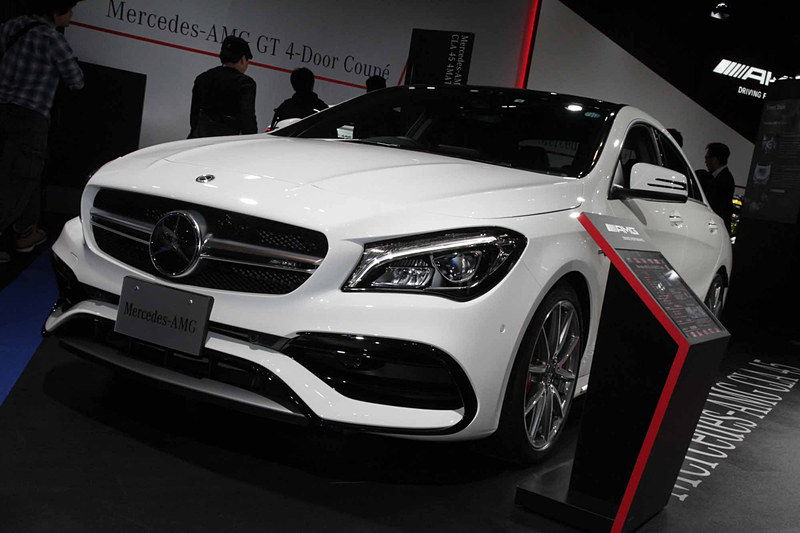 「メルセデスAMG CLA 45 4MATIC クーペ」。直列4気筒DOHC 2.0リッター直噴ターボエンジン（最高出力280kW［381PS］、最大トルク475Nm［48.4kgfm］）を搭載。駆動方式は4WD。ボディサイズは4670×1780×1430mm（全長×全幅×全高）。車両重量は1610kg。渋滞時の運転を快適にする「ディスタンスパイロット・ディストロニック」、自動緊急ブレーキで被害を軽減する「アクティブブレーキアシスト」など先進の安全装備と、縦列・並列駐車をほぼ自動で行なえる「パーキングパイロット（縦列・並列駐車）」など便利な機能をフル搭載して、より安心で快適なドライブを実現