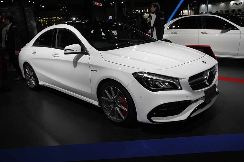 「メルセデスAMG CLA 45 4MATIC クーペ」。直列4気筒DOHC 2.0リッター直噴ターボエンジン（最高出力280kW［381PS］、最大トルク475Nm［48.4kgfm］）を搭載。駆動方式は4WD。ボディサイズは4670×1780×1430mm（全長×全幅×全高）。車両重量は1610kg。渋滞時の運転を快適にする「ディスタンスパイロット・ディストロニック」、自動緊急ブレーキで被害を軽減する「アクティブブレーキアシスト」など先進の安全装備と、縦列・並列駐車をほぼ自動で行なえる「パーキングパイロット（縦列・並列駐車）」など便利な機能をフル搭載して、より安心で快適なドライブを実現