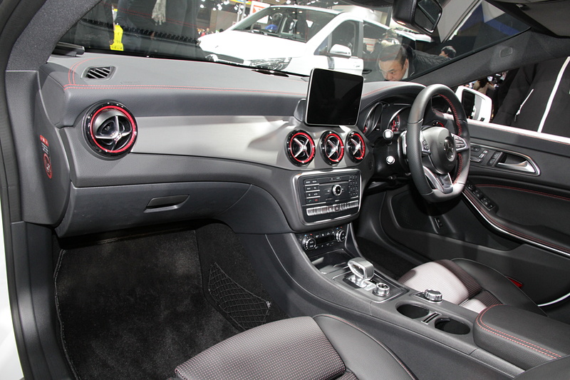 「メルセデスAMG CLA 45 4MATIC クーペ」。直列4気筒DOHC 2.0リッター直噴ターボエンジン（最高出力280kW［381PS］、最大トルク475Nm［48.4kgfm］）を搭載。駆動方式は4WD。ボディサイズは4670×1780×1430mm（全長×全幅×全高）。車両重量は1610kg。渋滞時の運転を快適にする「ディスタンスパイロット・ディストロニック」、自動緊急ブレーキで被害を軽減する「アクティブブレーキアシスト」など先進の安全装備と、縦列・並列駐車をほぼ自動で行なえる「パーキングパイロット（縦列・並列駐車）」など便利な機能をフル搭載して、より安心で快適なドライブを実現