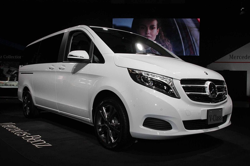 現行Vクラス初のガソリン車である「V 260 Long」。直列4気筒DOHC 2.0リッター直噴ターボエンジン（最高出力155kW［211PS］、最大トルク350Nm［35.7kgfm］）を搭載。駆動方式は2WD（FR）。ボディサイズは5150×1930×1880mm（全長×全幅×全高）。車両重量は2270kg。乗車定員は7人。シートの反転、脱着が可能で多彩なアレンジができる2列目/3列目シートを備え、2列目独立シートは折りたたんでテーブルとしても使用できる