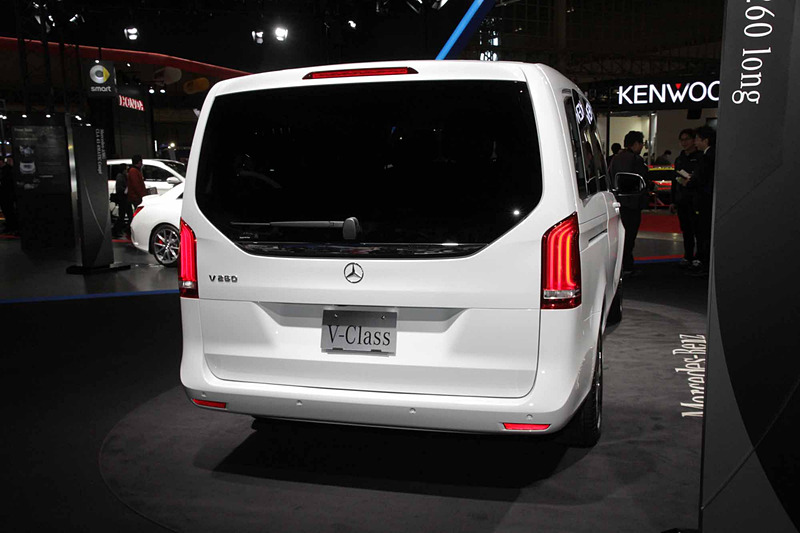 現行Vクラス初のガソリン車である「V 260 Long」。直列4気筒DOHC 2.0リッター直噴ターボエンジン（最高出力155kW［211PS］、最大トルク350Nm［35.7kgfm］）を搭載。駆動方式は2WD（FR）。ボディサイズは5150×1930×1880mm（全長×全幅×全高）。車両重量は2270kg。乗車定員は7人。シートの反転、脱着が可能で多彩なアレンジができる2列目/3列目シートを備え、2列目独立シートは折りたたんでテーブルとしても使用できる