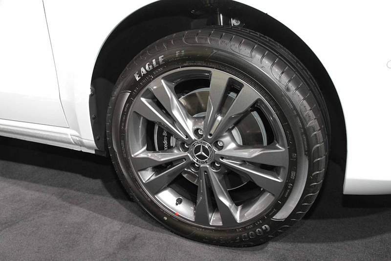 現行Vクラス初のガソリン車である「V 260 Long」。直列4気筒DOHC 2.0リッター直噴ターボエンジン（最高出力155kW［211PS］、最大トルク350Nm［35.7kgfm］）を搭載。駆動方式は2WD（FR）。ボディサイズは5150×1930×1880mm（全長×全幅×全高）。車両重量は2270kg。乗車定員は7人。シートの反転、脱着が可能で多彩なアレンジができる2列目/3列目シートを備え、2列目独立シートは折りたたんでテーブルとしても使用できる