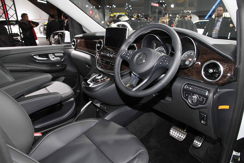 現行Vクラス初のガソリン車である「V 260 Long」。直列4気筒DOHC 2.0リッター直噴ターボエンジン（最高出力155kW［211PS］、最大トルク350Nm［35.7kgfm］）を搭載。駆動方式は2WD（FR）。ボディサイズは5150×1930×1880mm（全長×全幅×全高）。車両重量は2270kg。乗車定員は7人。シートの反転、脱着が可能で多彩なアレンジができる2列目/3列目シートを備え、2列目独立シートは折りたたんでテーブルとしても使用できる