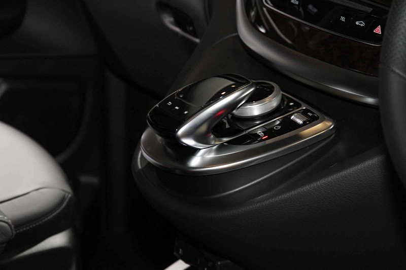 現行Vクラス初のガソリン車である「V 260 Long」。直列4気筒DOHC 2.0リッター直噴ターボエンジン（最高出力155kW［211PS］、最大トルク350Nm［35.7kgfm］）を搭載。駆動方式は2WD（FR）。ボディサイズは5150×1930×1880mm（全長×全幅×全高）。車両重量は2270kg。乗車定員は7人。シートの反転、脱着が可能で多彩なアレンジができる2列目/3列目シートを備え、2列目独立シートは折りたたんでテーブルとしても使用できる