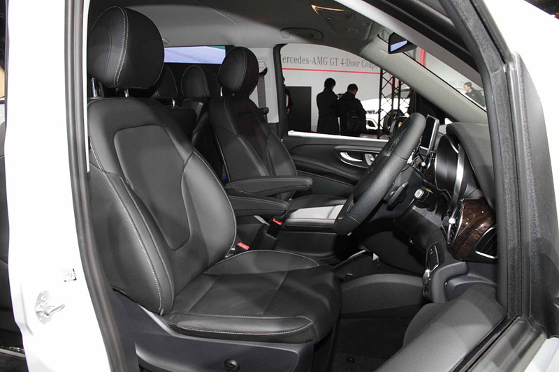 現行Vクラス初のガソリン車である「V 260 Long」。直列4気筒DOHC 2.0リッター直噴ターボエンジン（最高出力155kW［211PS］、最大トルク350Nm［35.7kgfm］）を搭載。駆動方式は2WD（FR）。ボディサイズは5150×1930×1880mm（全長×全幅×全高）。車両重量は2270kg。乗車定員は7人。シートの反転、脱着が可能で多彩なアレンジができる2列目/3列目シートを備え、2列目独立シートは折りたたんでテーブルとしても使用できる