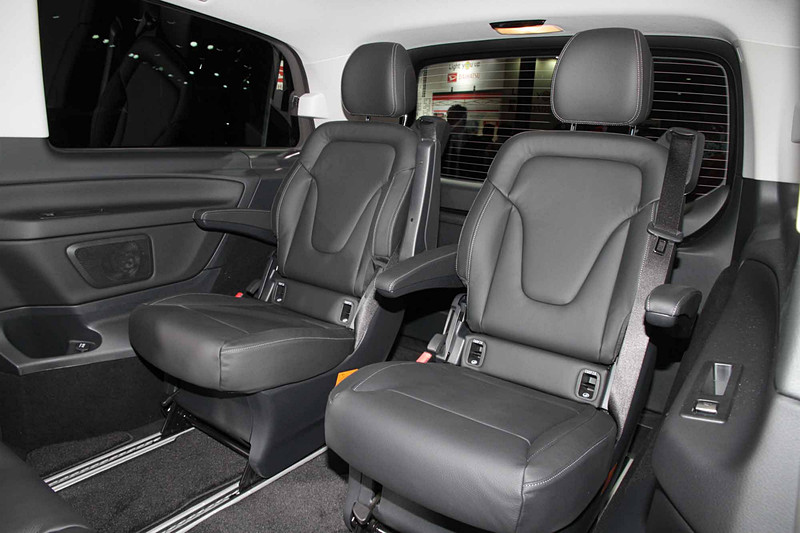 現行Vクラス初のガソリン車である「V 260 Long」。直列4気筒DOHC 2.0リッター直噴ターボエンジン（最高出力155kW［211PS］、最大トルク350Nm［35.7kgfm］）を搭載。駆動方式は2WD（FR）。ボディサイズは5150×1930×1880mm（全長×全幅×全高）。車両重量は2270kg。乗車定員は7人。シートの反転、脱着が可能で多彩なアレンジができる2列目/3列目シートを備え、2列目独立シートは折りたたんでテーブルとしても使用できる