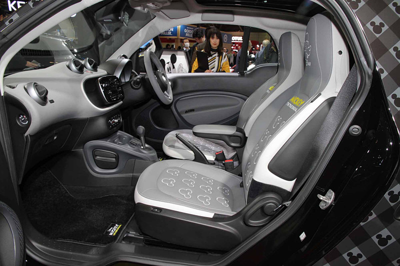 スマートとミッキーマウスのコラボレーションモデル「スマート フォーツー エディション/ミッキー ザ トゥルー オリジナル」。ブース内では、トートバックやハンドタオルなど、スマートとミッキーの限定コレクションも販売。直列3気筒DOHC 0.9リッター直噴ターボエンジン（最高出力66kW、最大トルク135Nm）を搭載。ボディサイズは2755×1665×1545mm（全長×全幅×全高）、ホイールベースは1875mm。車両重量は960kg