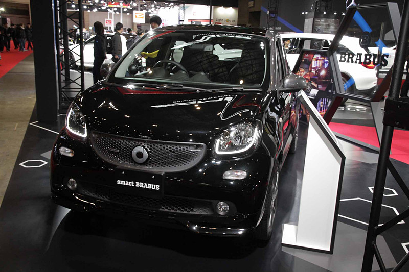 「スマート ブラバス フォーフォー エクスクルーシブ」。こだわりの力強くスポーティーなダイナミズムが宿ったブラバスデザイン。エクステリアは専用デザインのフロントスポイラー、リアスカートのマットグレーのディフューザー、17インチのブラバス“Monoblock IX”アルミホイールを装着。インテリアはスタイリッシュなデザインと高い質感を兼ね備える。パワフルで素早いレスポンスの直列3気筒DOHC 0.9リッターターボエンジン（最高出力80kW［109PS］、最大トルク170Nm［17.3kgfm］）を搭載。ボディサイズは3550×1665×1545mm（全長×全幅×全高）、ホイールベースは2495mm。車両重量は1080kg