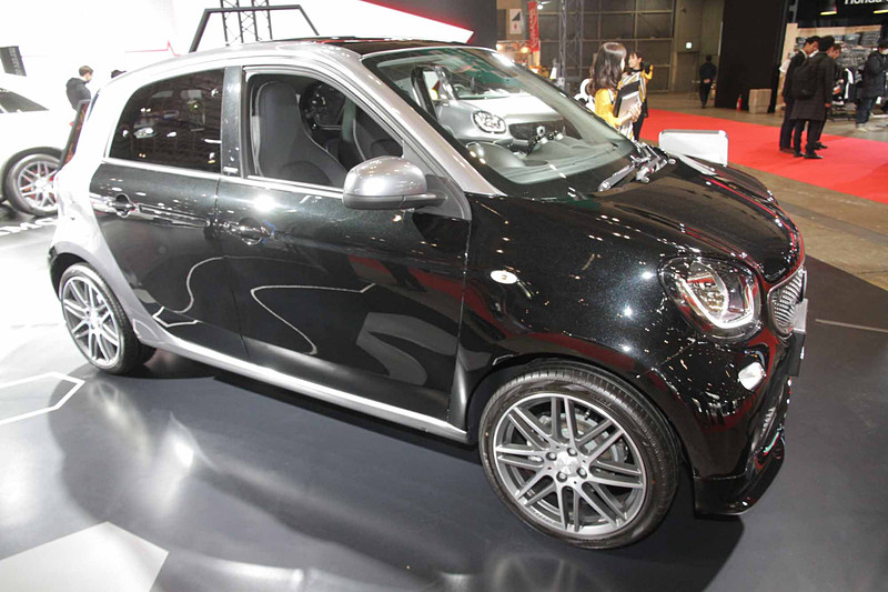 「スマート ブラバス フォーフォー エクスクルーシブ」。こだわりの力強くスポーティーなダイナミズムが宿ったブラバスデザイン。エクステリアは専用デザインのフロントスポイラー、リアスカートのマットグレーのディフューザー、17インチのブラバス“Monoblock IX”アルミホイールを装着。インテリアはスタイリッシュなデザインと高い質感を兼ね備える。パワフルで素早いレスポンスの直列3気筒DOHC 0.9リッターターボエンジン（最高出力80kW［109PS］、最大トルク170Nm［17.3kgfm］）を搭載。ボディサイズは3550×1665×1545mm（全長×全幅×全高）、ホイールベースは2495mm。車両重量は1080kg