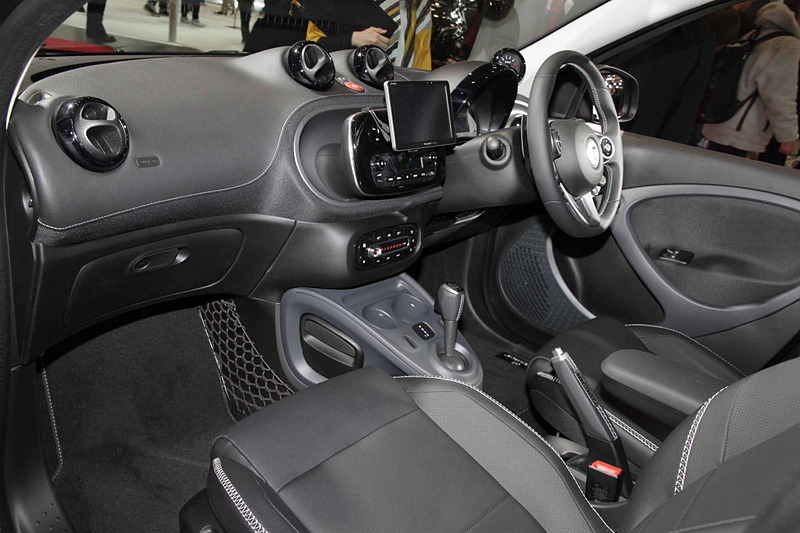 「スマート ブラバス フォーフォー エクスクルーシブ」。こだわりの力強くスポーティーなダイナミズムが宿ったブラバスデザイン。エクステリアは専用デザインのフロントスポイラー、リアスカートのマットグレーのディフューザー、17インチのブラバス“Monoblock IX”アルミホイールを装着。インテリアはスタイリッシュなデザインと高い質感を兼ね備える。パワフルで素早いレスポンスの直列3気筒DOHC 0.9リッターターボエンジン（最高出力80kW［109PS］、最大トルク170Nm［17.3kgfm］）を搭載。ボディサイズは3550×1665×1545mm（全長×全幅×全高）、ホイールベースは2495mm。車両重量は1080kg