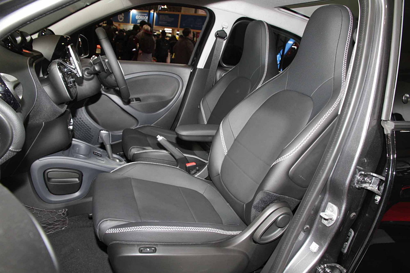 「スマート ブラバス フォーフォー エクスクルーシブ」。こだわりの力強くスポーティーなダイナミズムが宿ったブラバスデザイン。エクステリアは専用デザインのフロントスポイラー、リアスカートのマットグレーのディフューザー、17インチのブラバス“Monoblock IX”アルミホイールを装着。インテリアはスタイリッシュなデザインと高い質感を兼ね備える。パワフルで素早いレスポンスの直列3気筒DOHC 0.9リッターターボエンジン（最高出力80kW［109PS］、最大トルク170Nm［17.3kgfm］）を搭載。ボディサイズは3550×1665×1545mm（全長×全幅×全高）、ホイールベースは2495mm。車両重量は1080kg