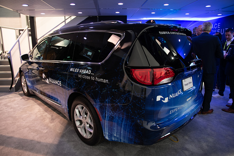 ミニバンタイプの車両でデモを実施。各座席の発話を確実に拾うことができていた