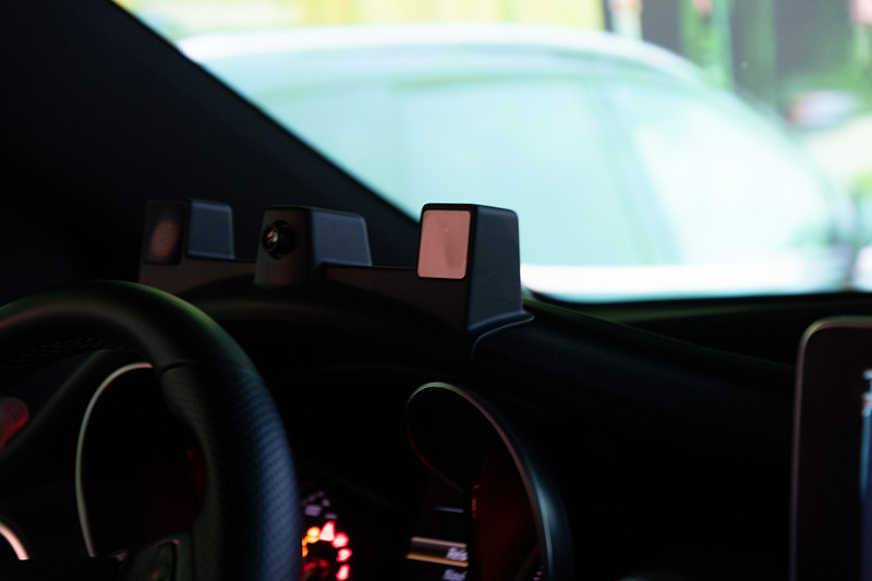 運転席に設置された視線入力用のカメラユニット。視線の追跡＆解析を行なう