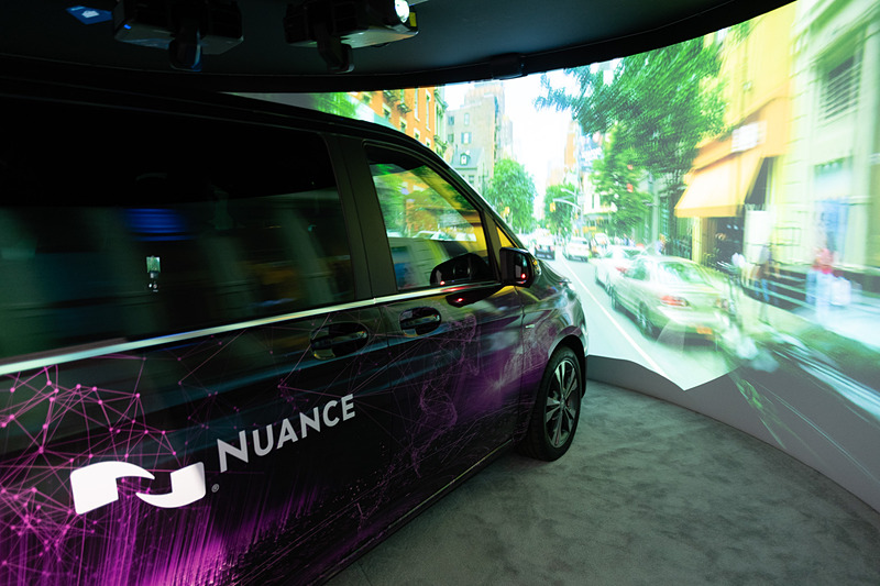 デモは外の風景をプロジェクター投影しながら実施。この外の風景とリンクして視線入力＆音声解析を行なっていた