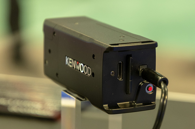 車載カメラの背面。メディアスロットのほか、コネクタやリセットボタンらしきものが見える