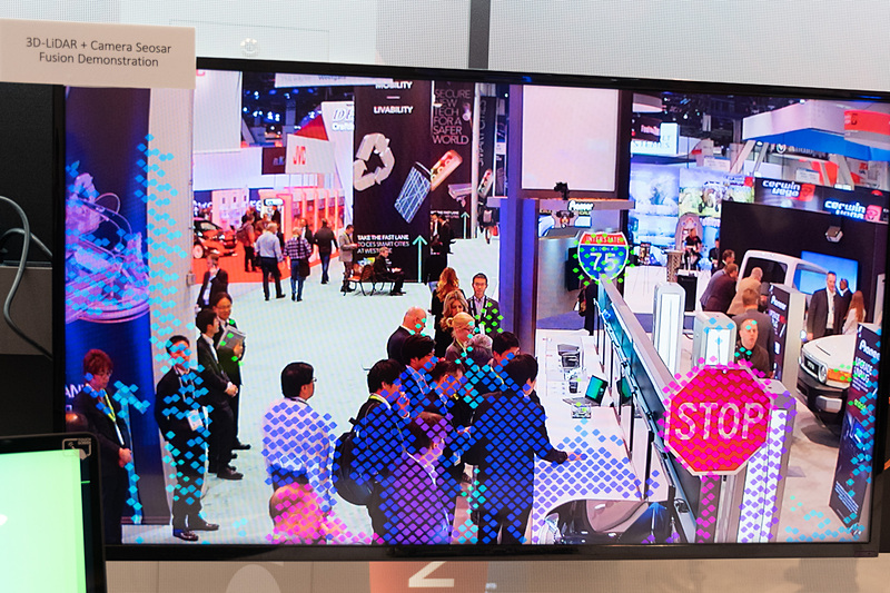 リアルタイムデモがされていた、カメラ映像と3D-LiDARの重畳映像。菱形のドットの色が距離を表わす