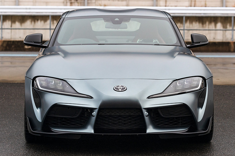 エクステリアではショートホイールベースと大径タイヤによってタイヤの存在感を強調するサイドビュー、2シーターらしいタイトなキャビンとワイドトレッドからなるスーパーワイドスタンス、直6エンジンを搭載するFRモデルらしいロングノーズショートキャビンシルエットなどを特徴点として挙げる。撮影車のタイヤはミシュラン「パイロット スーパー スポーツ」で、タイヤサイズはフロントが255/35 ZR19、リアが275/35 ZR19