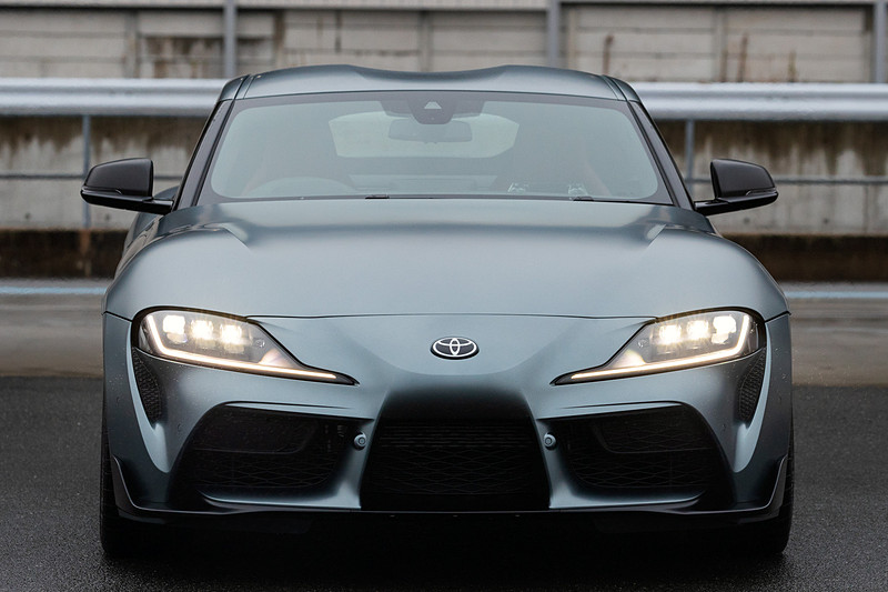 エクステリアではショートホイールベースと大径タイヤによってタイヤの存在感を強調するサイドビュー、2シーターらしいタイトなキャビンとワイドトレッドからなるスーパーワイドスタンス、直6エンジンを搭載するFRモデルらしいロングノーズショートキャビンシルエットなどを特徴点として挙げる。撮影車のタイヤはミシュラン「パイロット スーパー スポーツ」で、タイヤサイズはフロントが255/35 ZR19、リアが275/35 ZR19