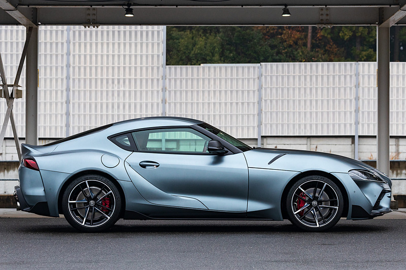 エクステリアではショートホイールベースと大径タイヤによってタイヤの存在感を強調するサイドビュー、2シーターらしいタイトなキャビンとワイドトレッドからなるスーパーワイドスタンス、直6エンジンを搭載するFRモデルらしいロングノーズショートキャビンシルエットなどを特徴点として挙げる。撮影車のタイヤはミシュラン「パイロット スーパー スポーツ」で、タイヤサイズはフロントが255/35 ZR19、リアが275/35 ZR19