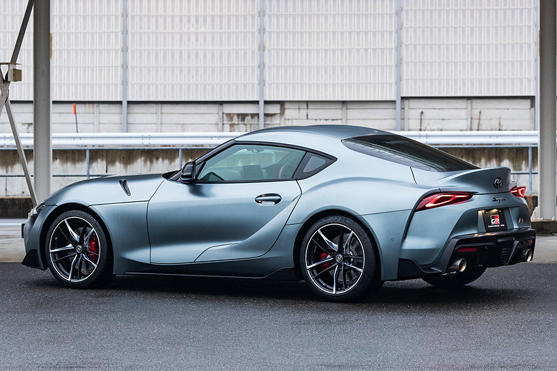 エクステリアではショートホイールベースと大径タイヤによってタイヤの存在感を強調するサイドビュー、2シーターらしいタイトなキャビンとワイドトレッドからなるスーパーワイドスタンス、直6エンジンを搭載するFRモデルらしいロングノーズショートキャビンシルエットなどを特徴点として挙げる。撮影車のタイヤはミシュラン「パイロット スーパー スポーツ」で、タイヤサイズはフロントが255/35 ZR19、リアが275/35 ZR19