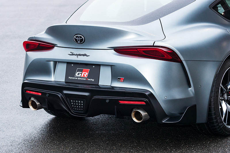 エクステリアではショートホイールベースと大径タイヤによってタイヤの存在感を強調するサイドビュー、2シーターらしいタイトなキャビンとワイドトレッドからなるスーパーワイドスタンス、直6エンジンを搭載するFRモデルらしいロングノーズショートキャビンシルエットなどを特徴点として挙げる。撮影車のタイヤはミシュラン「パイロット スーパー スポーツ」で、タイヤサイズはフロントが255/35 ZR19、リアが275/35 ZR19