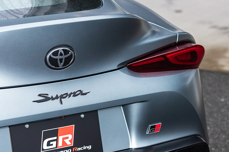 エクステリアではショートホイールベースと大径タイヤによってタイヤの存在感を強調するサイドビュー、2シーターらしいタイトなキャビンとワイドトレッドからなるスーパーワイドスタンス、直6エンジンを搭載するFRモデルらしいロングノーズショートキャビンシルエットなどを特徴点として挙げる。撮影車のタイヤはミシュラン「パイロット スーパー スポーツ」で、タイヤサイズはフロントが255/35 ZR19、リアが275/35 ZR19