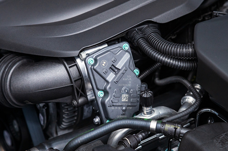 エンジンパーツの一部には共同開発したBMWのロゴが