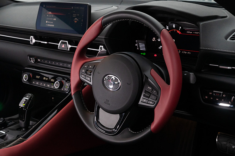 インテリアではシフト・バイ・ワイヤ式のシフトレバー、8.8インチのTFTメーター、大型フルカラーヘッドアップディスプレイによる新世代コクピットレイアウトを採用