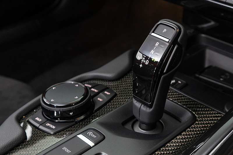 インテリアではシフト・バイ・ワイヤ式のシフトレバー、8.8インチのTFTメーター、大型フルカラーヘッドアップディスプレイによる新世代コクピットレイアウトを採用