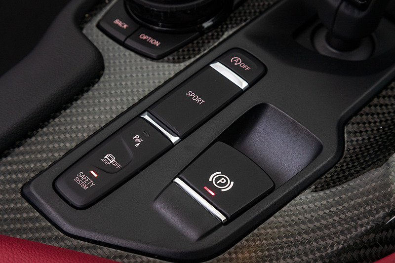 インテリアではシフト・バイ・ワイヤ式のシフトレバー、8.8インチのTFTメーター、大型フルカラーヘッドアップディスプレイによる新世代コクピットレイアウトを採用