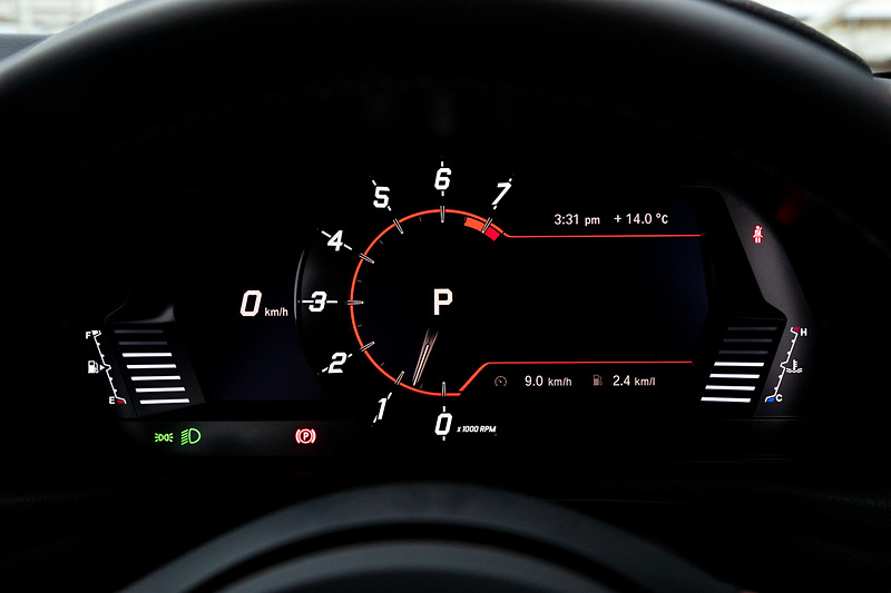 インテリアではシフト・バイ・ワイヤ式のシフトレバー、8.8インチのTFTメーター、大型フルカラーヘッドアップディスプレイによる新世代コクピットレイアウトを採用