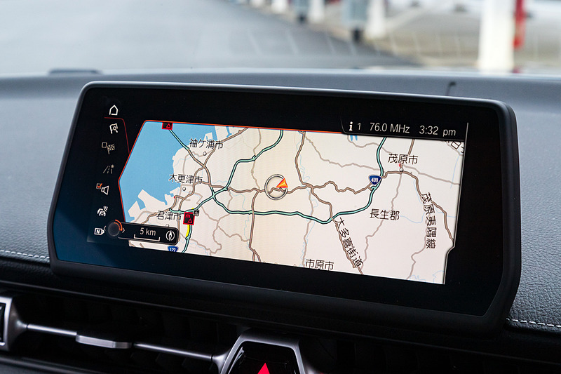 インテリアではシフト・バイ・ワイヤ式のシフトレバー、8.8インチのTFTメーター、大型フルカラーヘッドアップディスプレイによる新世代コクピットレイアウトを採用