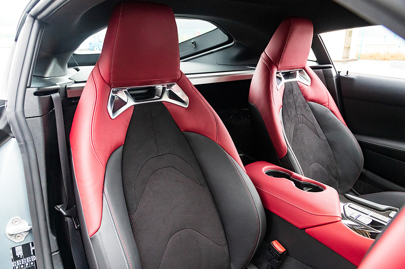 インテリアではシフト・バイ・ワイヤ式のシフトレバー、8.8インチのTFTメーター、大型フルカラーヘッドアップディスプレイによる新世代コクピットレイアウトを採用