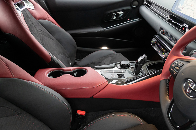 インテリアではシフト・バイ・ワイヤ式のシフトレバー、8.8インチのTFTメーター、大型フルカラーヘッドアップディスプレイによる新世代コクピットレイアウトを採用