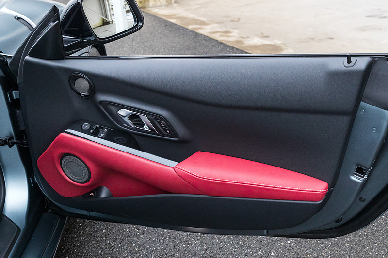 インテリアではシフト・バイ・ワイヤ式のシフトレバー、8.8インチのTFTメーター、大型フルカラーヘッドアップディスプレイによる新世代コクピットレイアウトを採用